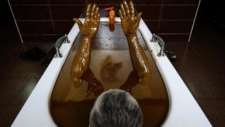 FOTO: Mandi Berendam dalam Minyak Azerbaijan