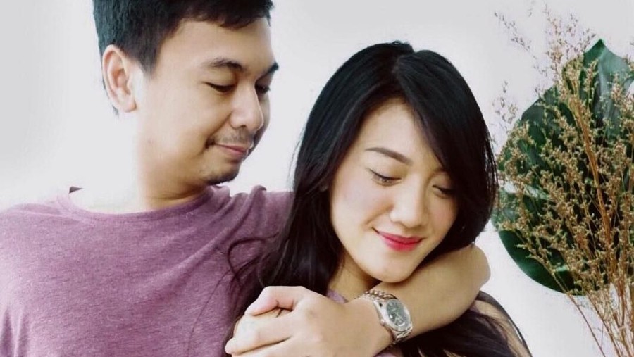 Raditya Dika terlihat menggendong anak pertamanya.