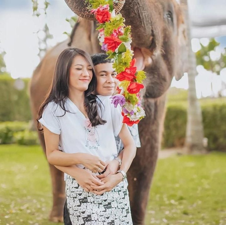 Momen Kemesraan Raditya Dika dengan Istri yang Sedang Hamil Raditya Dika sebentar lagi akan menjadi seorang ayah. Sang istri, Anissa Aziza saat ini tengah hamil tua. Berikut beberapa potret kemesraan keduanya.