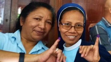 img-title Perjuangan Suster Anjelin Tempuh 300 Km Demi Pemilu 2019