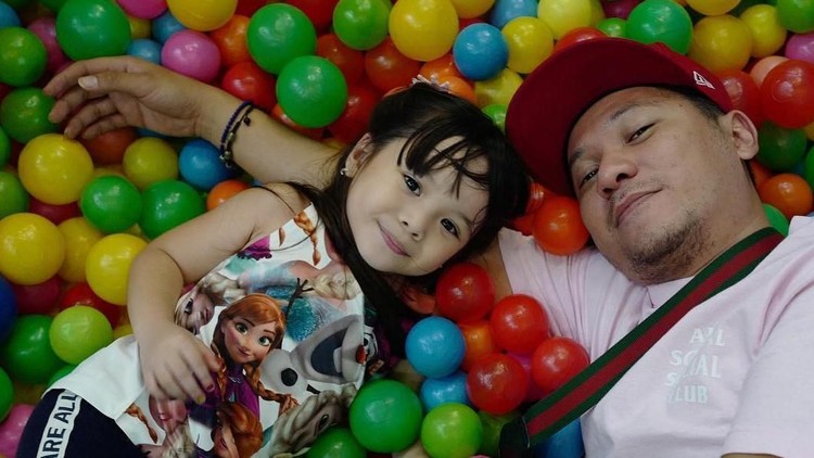 Gempi melontarkan sebuah pertanyaan sambil menatap wajah sang Ayah, Gading Marten, saat liburan di Bali beberapa waktu lalu.