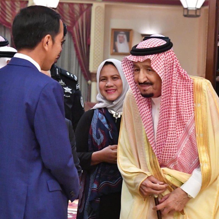 <p>Penampilannya terbilang sederhana untuk seorang Ibu Negara. Iriana nampak berdiri di samping Jokowi yang sedang ngobrol dengan Raja Salman. (Foto: Rusman - Biro Pers Sekretariat Presiden)</p>