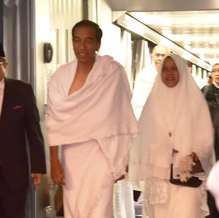 <p>Iriana tersenyum saat berjalan beriringan bersama Jokowi. Tak nampak wajah lelah setelah melewati penerbangan selama 1,5 jam dari Indonesia. (Foto: Rusman - Biro Pers Sekretariat Presiden)</p>