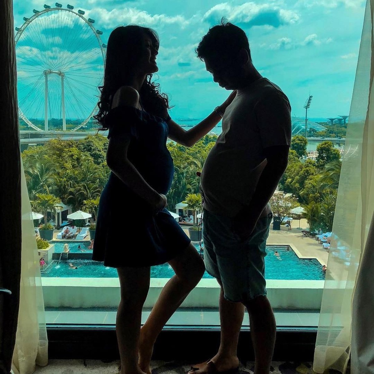 Raditya Dika sebentar lagi akan menjadi seorang ayah&period; Sang istri&comma; Anissa Aziza saat ini tengah hamil tua&period; Berikut beberapa potret kemesraan keduanya&period;