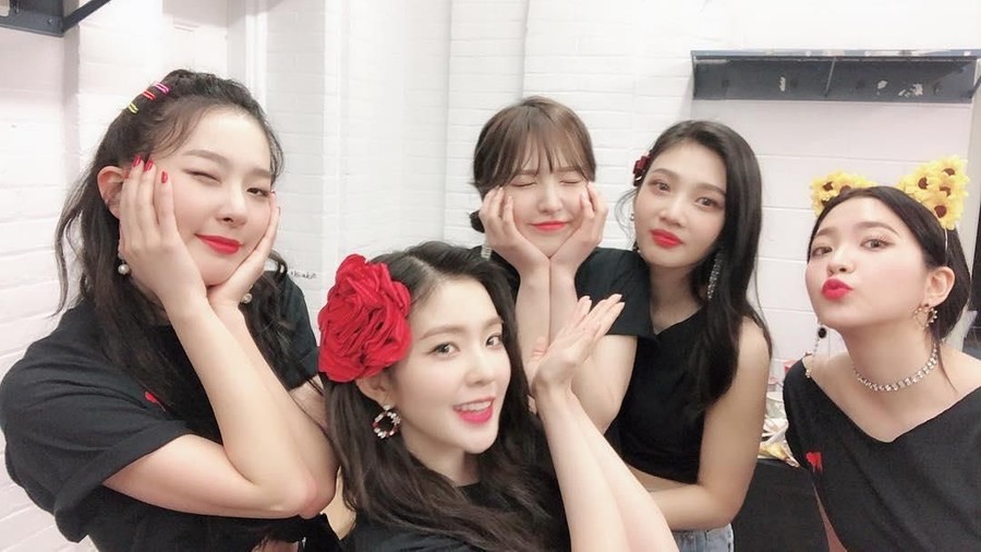 Panggung Konser Korean Wave 2019 dibuat berdasarkan atribut dari Red Velvet.