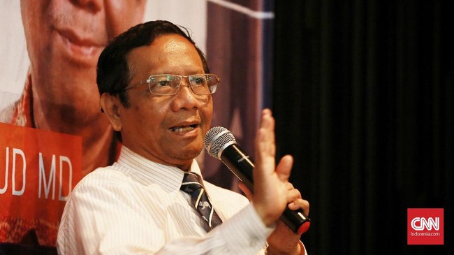 Menko Polhukam Mahfud MD mengaku diminta Presiden Jokowi menjalankan tugas khusus di bidang HAM. Permintaan itu datang bersamaan dengan tawaran menjadi menteri