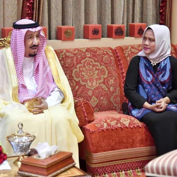 <p>Iriana duduk di samping Raja Salman. Iriana dan Jokowi dijamu oleh Raja Salman sesampainya di Tanah Suci. (Foto: Rusman - Biro Pers Sekretariat Presiden)</p>