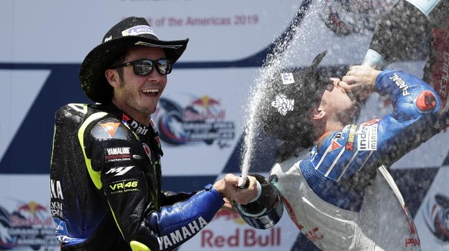 Valentino Rossi dinilai pebalap legendaris, Giacomo Agostini, lebih hebat dari mantan pesepakbola Diego Maradona dan mendiang mantan petinju Muhammad Ali.