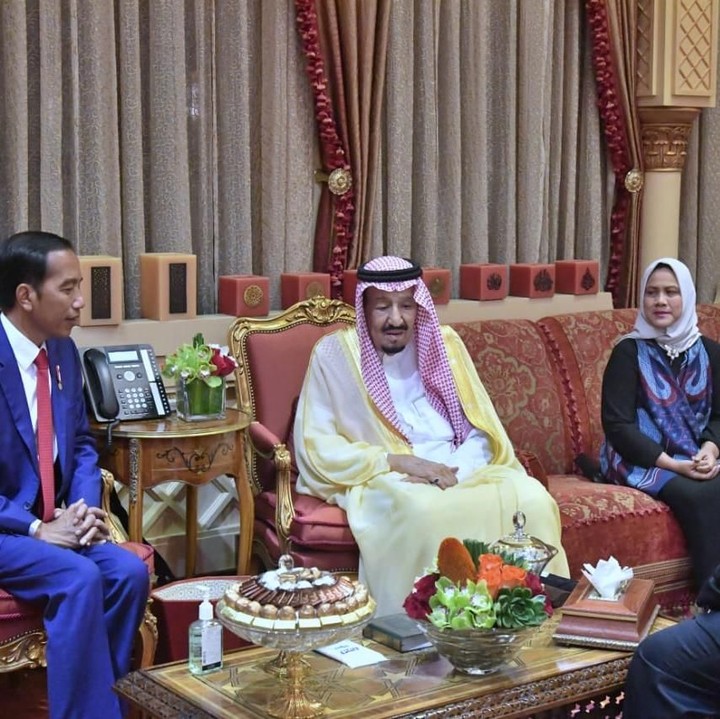 <p>Iriana memandang wajah Jokowi dengan lirikan nih, Bun. He-he-he. (Foto: Rusman - Biro Pers Sekretariat Presiden)</p>
