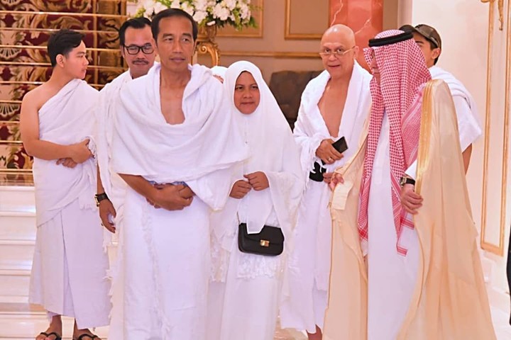 Melewati masa tenang, Jokowi dan Iriana memilih untuk beribadah umrah. Setianya Iriana mendampingi sang suami bertemu dengan Raja Salman di Tanah Suci.