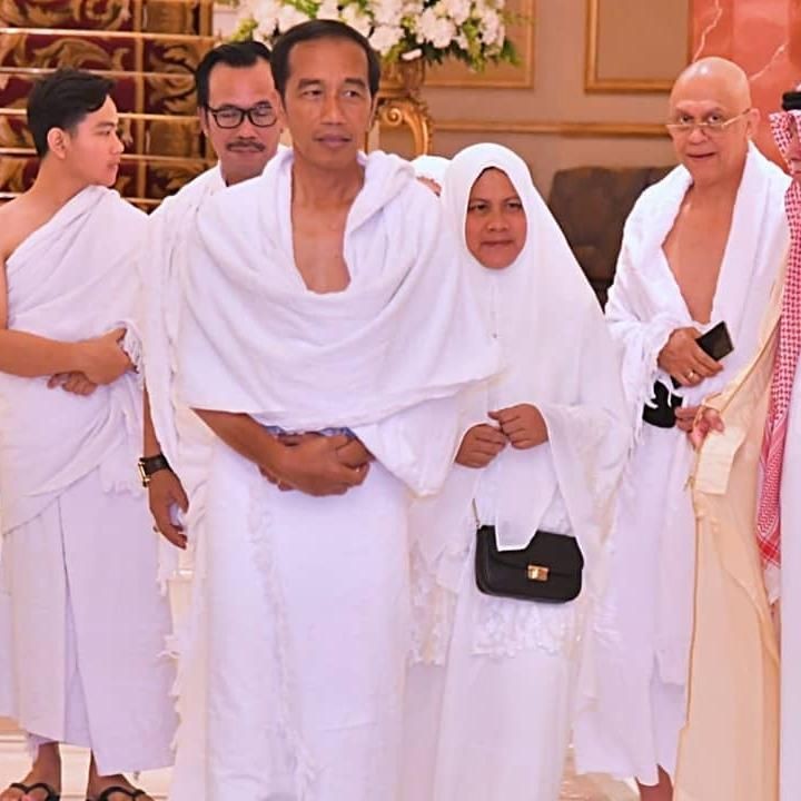 <p>Iriana nampak setia berdiri di samping Jokowi saat tiba di Bandar Udara Internasional King Abdulaziz, Jeddah pada Senin, (15/4/2019) setelah menempuh perjalanan dari Riyadh. (Foto: Rusman - Biro Pers Sekretariat Presiden)</p>