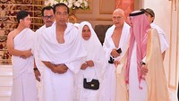 <p>Iriana nampak setia berdiri di samping Jokowi saat tiba di Bandar Udara Internasional King Abdulaziz, Jeddah pada Senin, (15/4/2019) setelah menempuh perjalanan dari Riyadh. (Foto: Rusman - Biro Pers Sekretariat Presiden)</p>