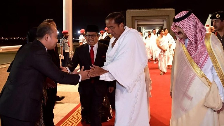 Pergi umrah pada Minggu (14/4), Jokowi dan Iriana menyempatkan bertemu Raja Salman di Arab Saudi. Berikut Insertlive sajikan momen pertemuan mereka.