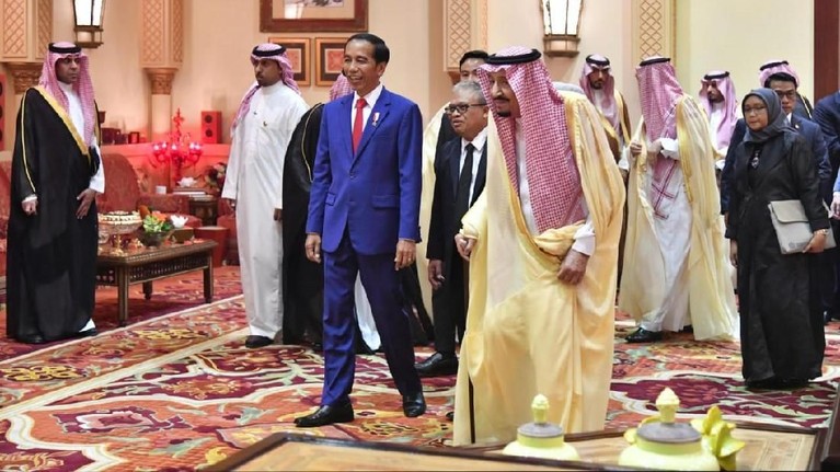 Momen Pertemuan Jokowi dengan Raja Salman Pergi umrah pada Minggu (14/4), Jokowi dan Iriana menyempatkan bertemu Raja Salman di Arab Saudi. Berikut Insertlive sajikan momen pertemuan mereka.