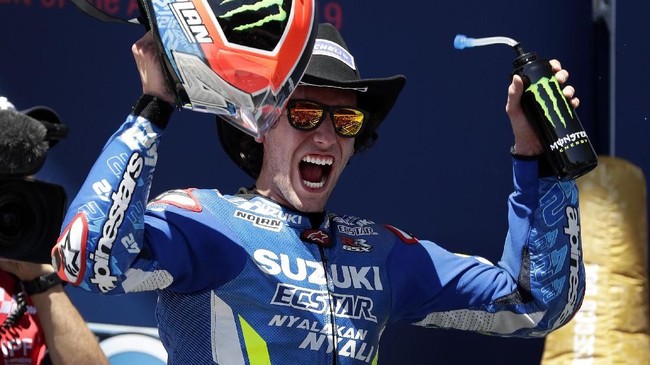 Jelang MotoGP Belanda 2019, duo pebalap Suzuki Joan Mir dan Alex Rins meluangkan waktu membantu seorang fan melamar kekasihnya.