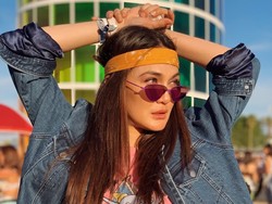 Penampilan Luna Maya Nonton Coachella Jadi Sorotan