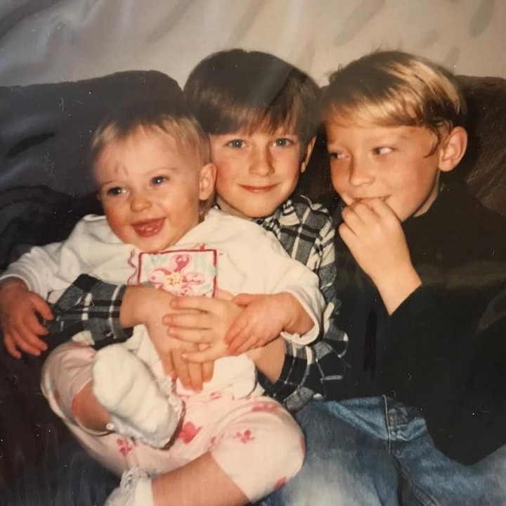 <p>Hangatnya kebersamaan Sophie Turner bersama dua kakak kandungnya. Sophie ternyata juga punya saudara kembar yang meninggal sebelum dilahirkan, Bunda. <em>Hiks</em>. (Foto: Instagram @sophiet)</p>