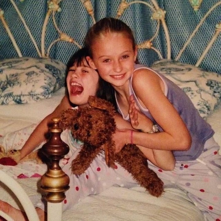 <p>Kompaknya Sophie Turner dengan sahabatnya dari kecil, Ellie Johnson. Sophie sudah terlihat cantik ya dari kecil. Setuju, Bunda? (Foto: Instagram @sophiet)</p>