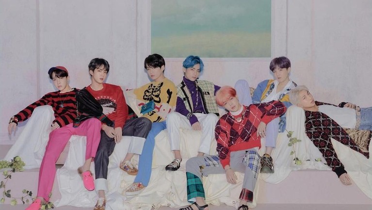 BTS, baru-baru ini berhasil mengeluarkan single barunya menggandeng penyanyi Amerika. Nama BTS sudah tak asing lagi di dunia permusikan mancanegara.