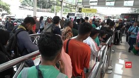 VIDEO: Stasiun Senen Dipadati Pemudik yang Ingin Nyoblos