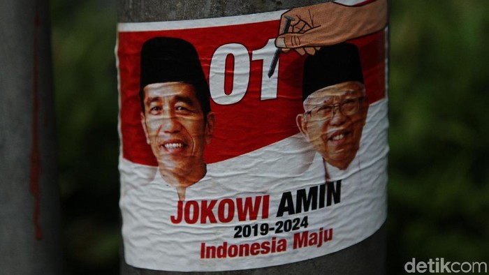 Hari kedua masa tenang, sejumlah stiker kampanye masih terlihat di Jalan Karya Utama, Gandaria, Jakarta Selatan, Senin (15/4).