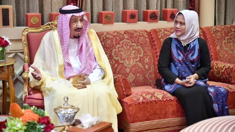 Pergi umrah pada Minggu (14/4), Jokowi dan Iriana menyempatkan bertemu Raja Salman di Arab Saudi. Berikut Insertlive sajikan momen pertemuan mereka.