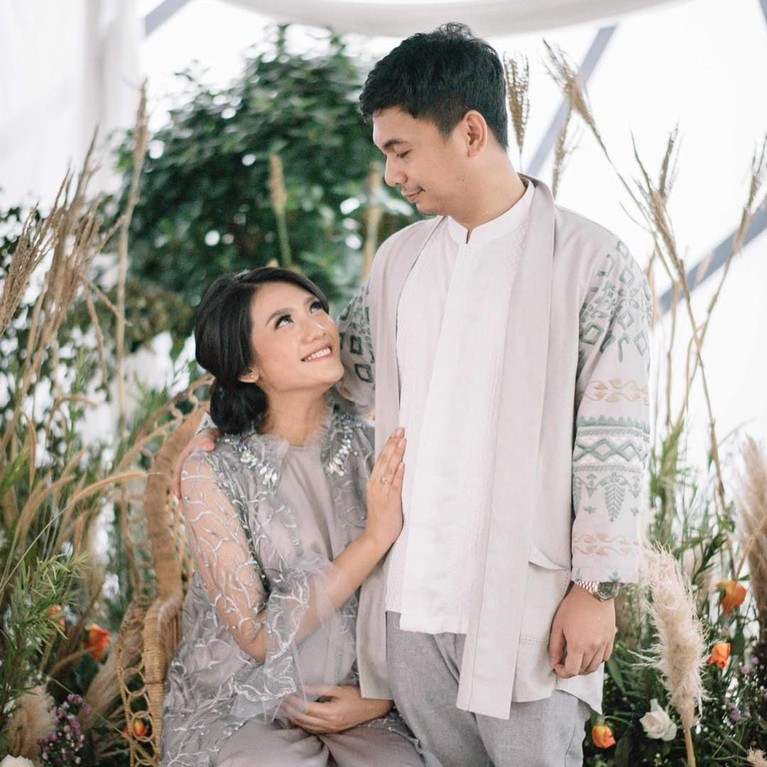 Momen Kemesraan Raditya Dika dengan Istri yang Sedang Hamil Raditya Dika sebentar lagi akan menjadi seorang ayah. Sang istri, Anissa Aziza saat ini tengah hamil tua. Berikut beberapa potret kemesraan keduanya.