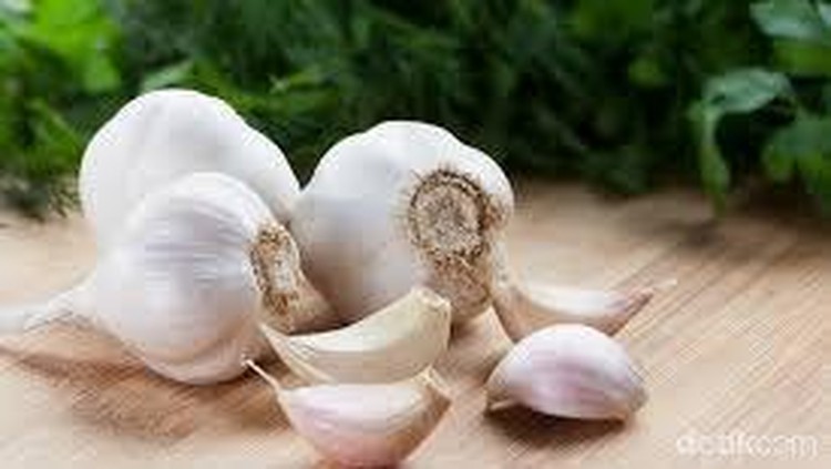 Selain untuk bumbu, bawang putih bagus untuk kesehatan Bunda dan keluarga lho.