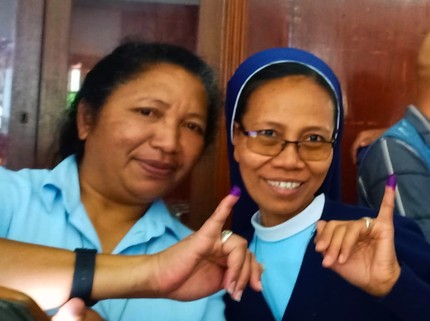 Inspiratif! Semangat 2 Suster Tempuh Ratusan Km demi Ikut Pemilu