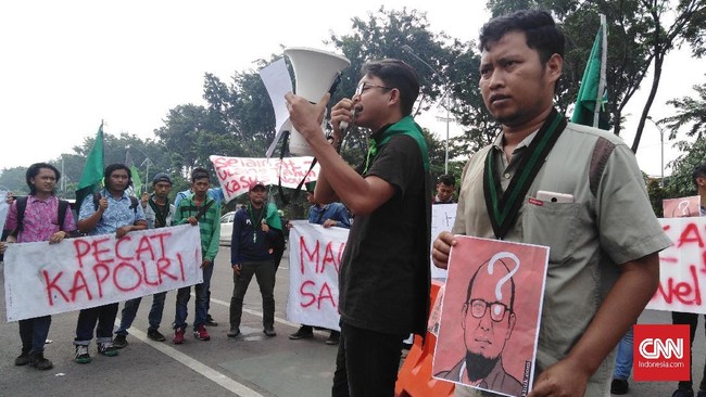 Demo HMI Jatim terkait kasus penyiraman air keras terhadap Penyidik KPK Novel Baswedan diwarnai kericuhan karena pedemo memaksa masuk mapolda Jatim.