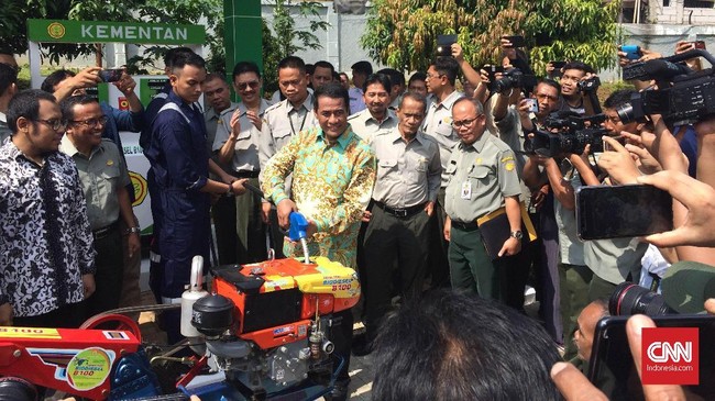 Kementerian Pertanian mencoba penggunaan biodiesel 100 persen pada traktor bermesin diesel. Hasil uji coba menunjukkan biaya bahan bakar lebih hemat.