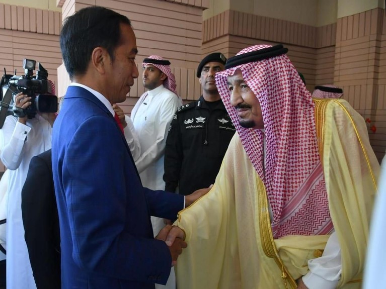 Momen Pertemuan Jokowi dengan Raja Salman Pergi umrah pada Minggu (14/4), Jokowi dan Iriana menyempatkan bertemu Raja Salman di Arab Saudi. Berikut Insertlive sajikan momen pertemuan mereka.