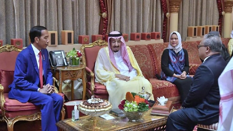 Pergi umrah pada Minggu (14/4), Jokowi dan Iriana menyempatkan bertemu Raja Salman di Arab Saudi. Berikut Insertlive sajikan momen pertemuan mereka.