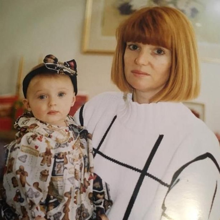 <p>Sophie Turner kecil lagi bersama Bunda Sally <em>nih</em>. Walau masih bayi, Sophie sudah bisa bergaya <em>lho</em>. (Foto: Instagram @sophiet)</p>