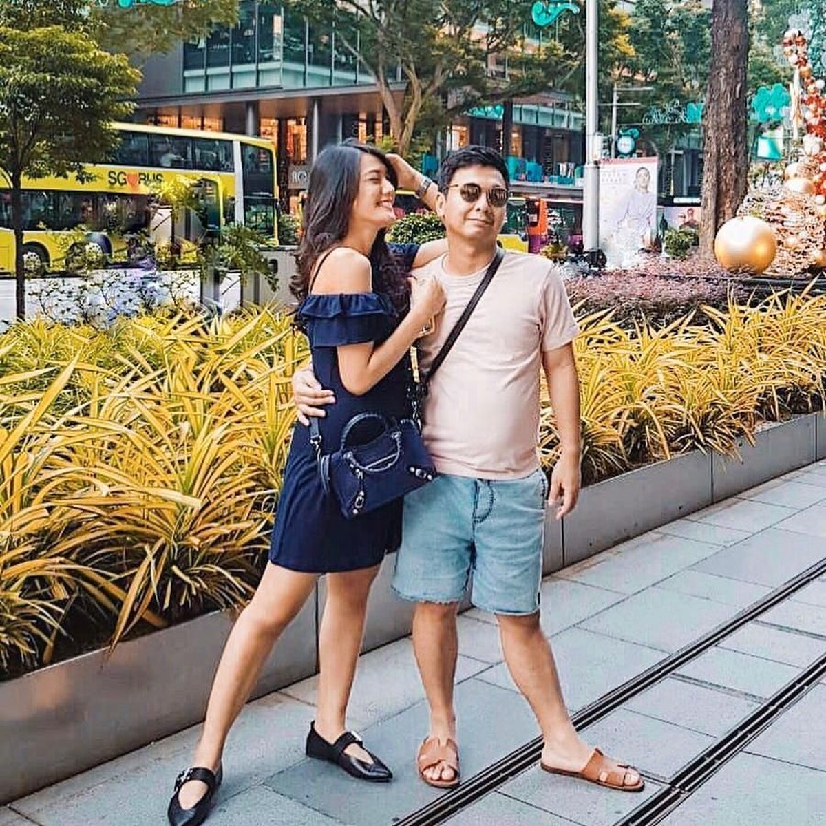 Raditya Dika sebentar lagi akan menjadi seorang ayah&period; Sang istri&comma; Anissa Aziza saat ini tengah hamil tua&period; Berikut beberapa potret kemesraan keduanya&period;