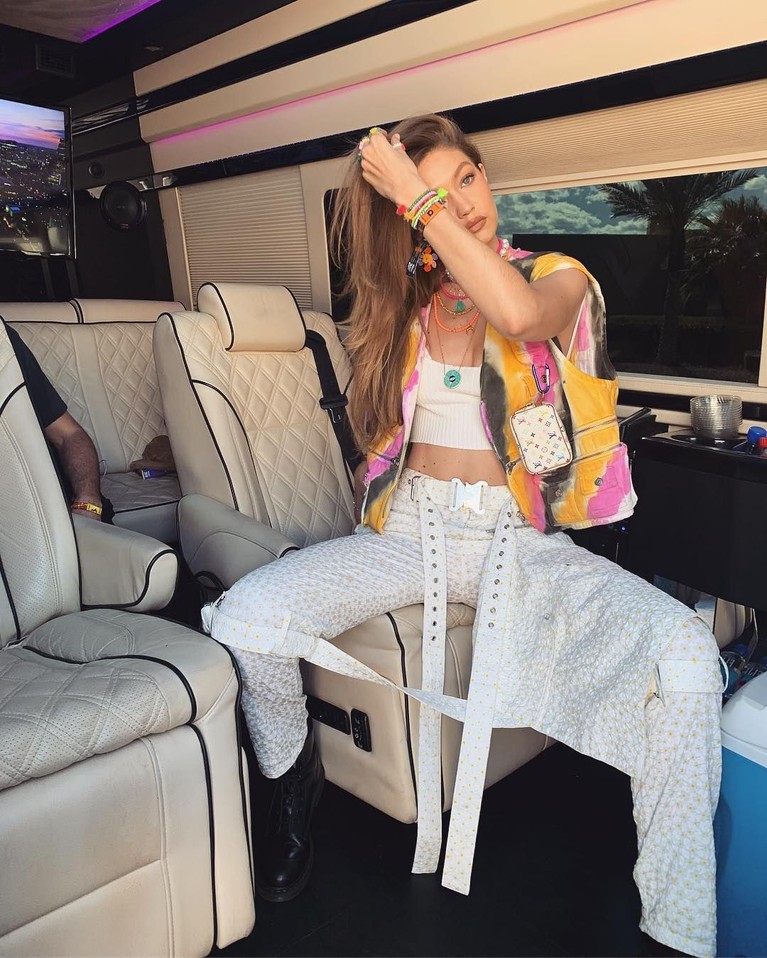 Coachella 2019 masih berlangsung hingga hari ini. Acara musik bergengsi itu dibanjiri para seleb yang hadir dengan gaya super kece. Ini dia gaya keren mereka.