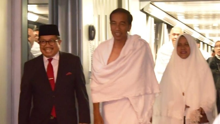 Pergi umrah pada Minggu (14/4), Jokowi dan Iriana menyempatkan bertemu Raja Salman di Arab Saudi. Berikut Insertlive sajikan momen pertemuan mereka.