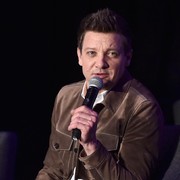 Aktor 'Hawkeye' Jeremy Renner Alami Kecelakaan dan Luka Serius Saat Membersihkan Salju di Sekitar Rumahnya