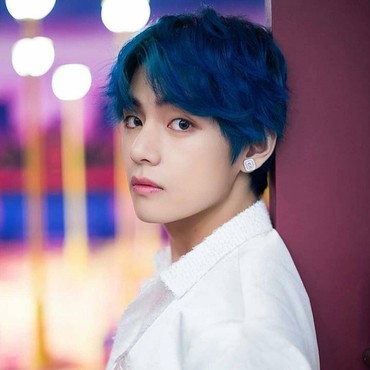 Selain V BTS, 7 Idol Berambut Biru Ini Curi Perhatian