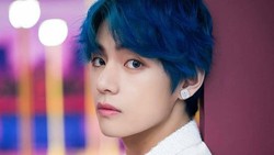 Selain V BTS, 7 Idol Berambut Biru Ini Curi Perhatian