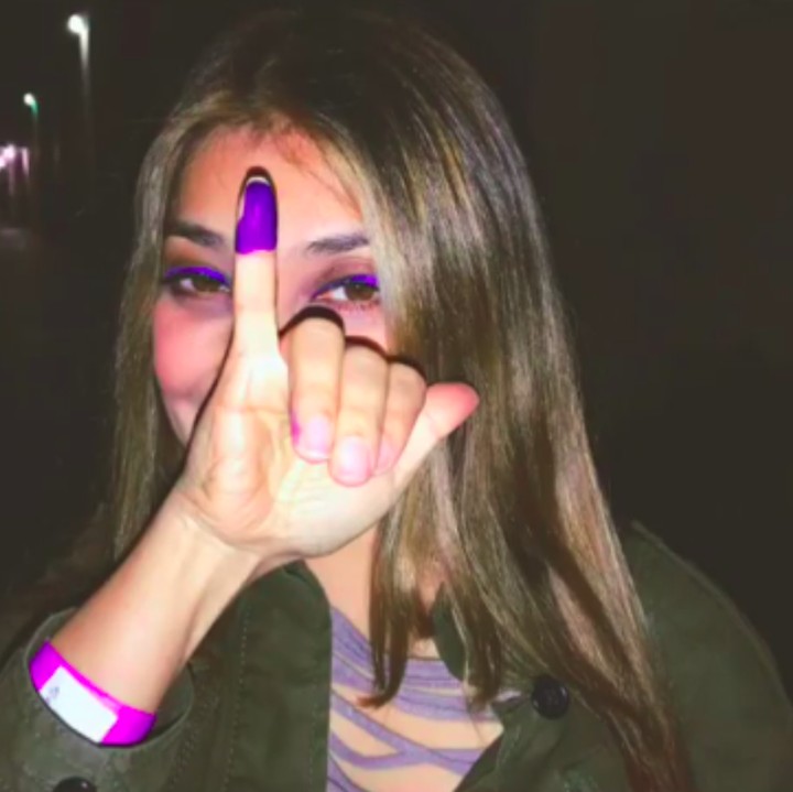<p>Sarah Azhari yang kini tinggal di Amerika Serikat juga menggunakan hak pilihnya di sana. Sarah pamer kelingking yang matching dengan warna kontak lensa dan gelangnya. (Foto: Instagram @sazarita)</p>