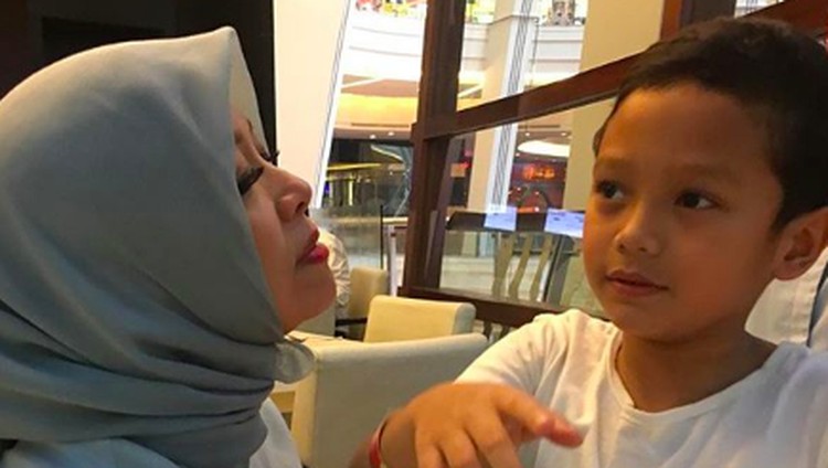 Mengisi masa tenang usai kampanye Pilpres 2019, Sandiaga Uno dan Nur Asia menunaikan ibadah umroh.