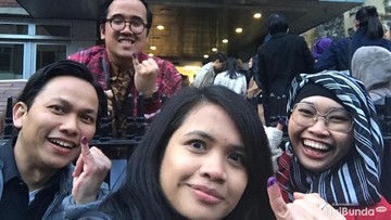 Antre sambil nyanyi 'Indonesia Raya'