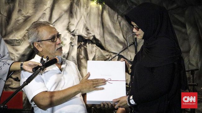Penyanyi senior Iwan Fals merilis album bertajuk 'Rosana'. Ia menuangkan cerita cinta dengan sang istri dalam 12 lagu di album ke-39 ini.