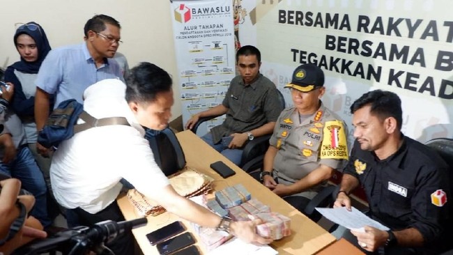 Tim Satgas Politik Uang mengamankan empat orang beserta uang Rp506,4 juta yang diduga untuk modal serangan fajar caleg Gerindra di Dapil Riau 2 inisial DAN.