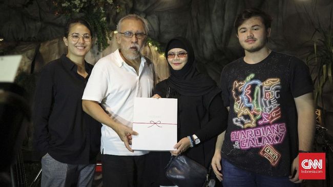 Dari Keluarga, untuk Keluarga: Pun Aku Iwan Fals merilis album baru Pun Aku. Ia menilai album tersebut lebih personal daripada album-album sebelumnya.