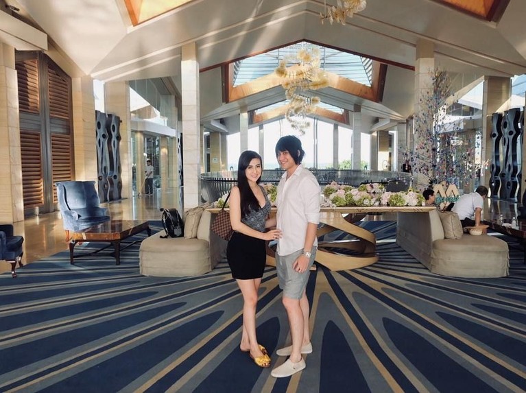 Segera Menikah, Inilah 6 foto Mesra Kevin Aprilio dengan Kekasih Kevin Aprilio telah melamar sang kekasih, Vicy Melani, pada 20 Januari lalu. Keduanya pun sudah banyak melakukan persiapan jelang pernikahan.