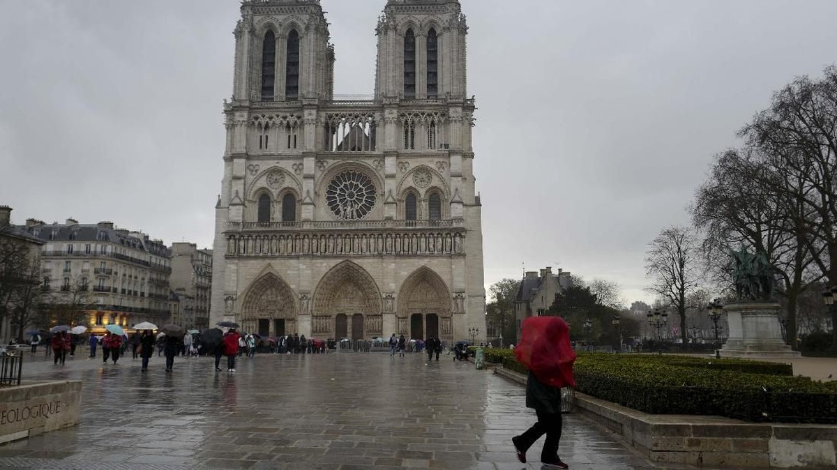 FOTO: Gereja Notre Dame Sebelum Dilalap Api