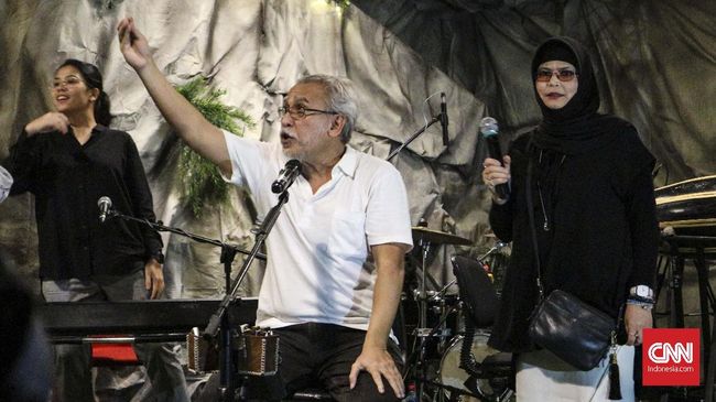 Musisi Iwan Fals mempertanyakan bunyi pasal karet dari UU Nomor 19 Tahun 2016 tentang perubahan atas UU Nomor 11 Tahun 2008 tenntang UU ITE.
