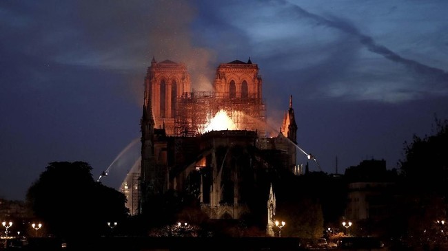 Lonceng katedral di seluruh Prancis dibunyikan pada Rabu (17/4) kemarin, sebagai bentuk keprihatinan atas kebakaran yang menghanguskan Gereja Notre-Dame.
